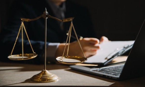 宏泰证券 退休教师犯强奸罪获刑8年，被起诉退还多领取的养老金4.3万