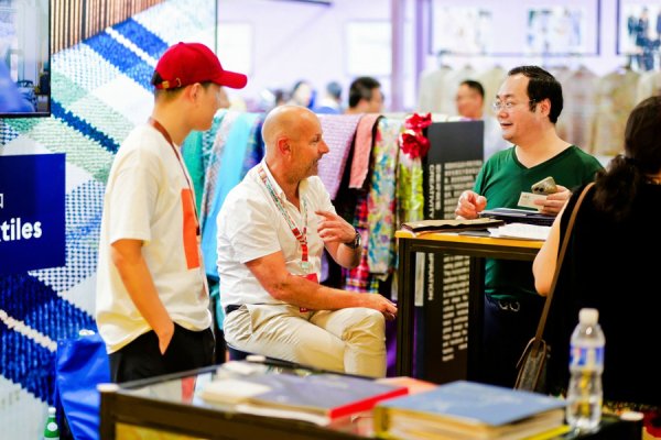 华融资产 全球最大面辅料展登陆上海，逾3700 家展商共探纺织新局